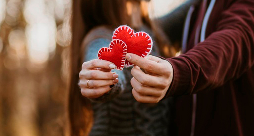 Zoosk vs Tinder: Which is the better dating site?